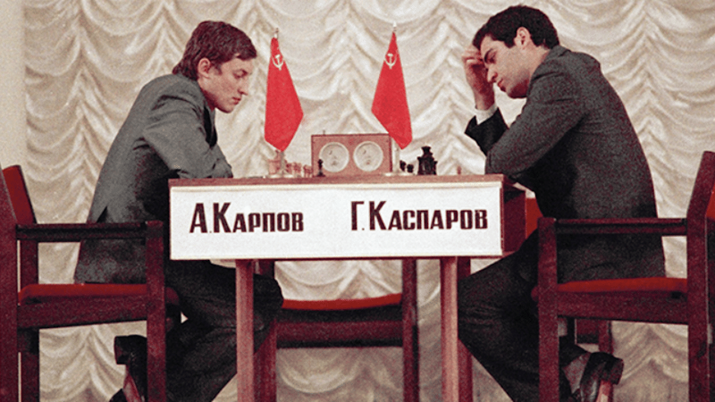 anatoly-karpov-e-garry-kasparov-na-disputa-do-campeonato-mundial-de-xadrez-de-1984-1985-interrompida-pela-fide-1739917308794_v2_900x506-2964058546.png