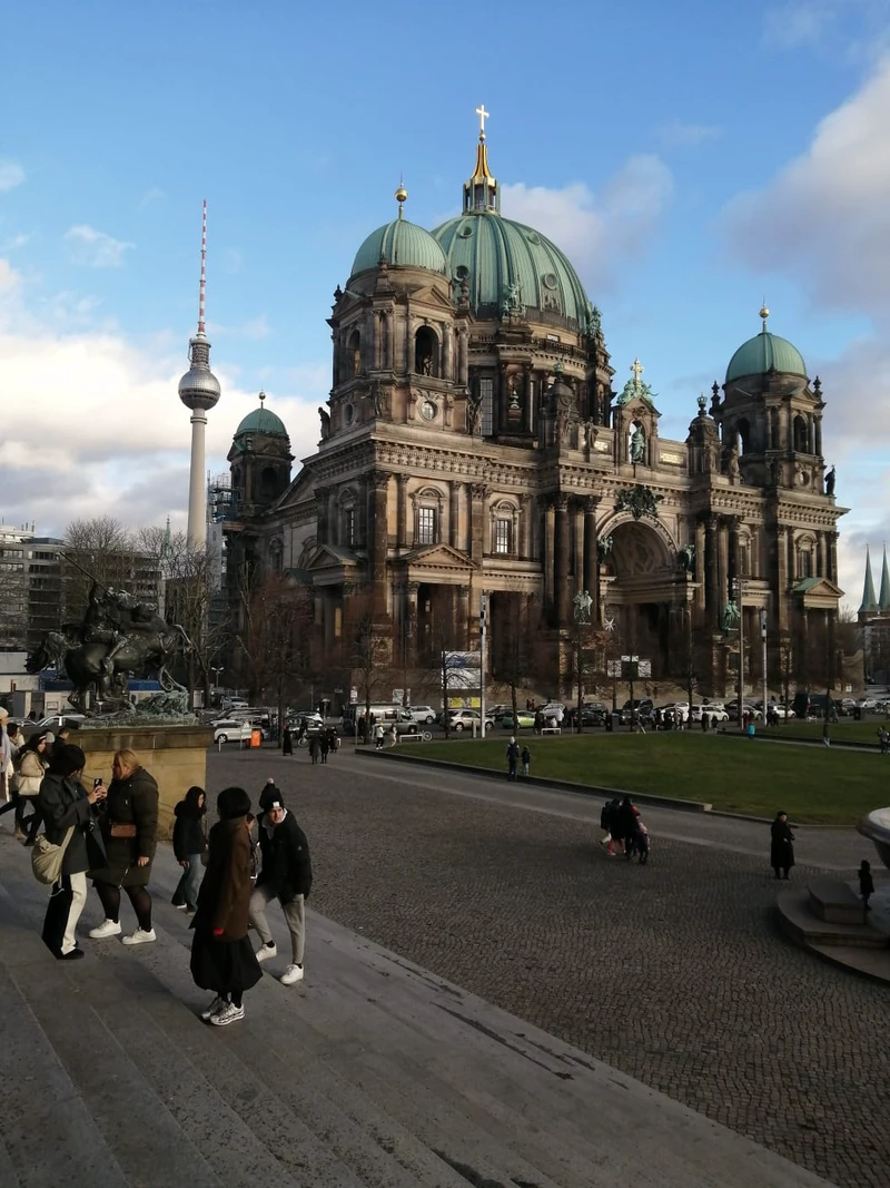 catedral afuer de Altes Museum.jpeg