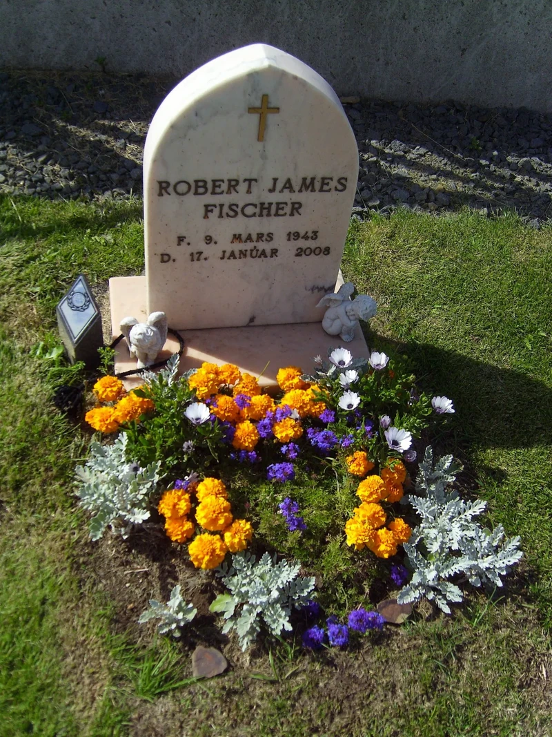 bobby-fischer-grave-694bf927f4446b0edce6605d.webp