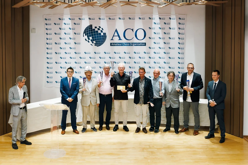 From left to right: GM Daniel King (host), IM Tobias Hirneise (organiser), Cholponbek Tilenbaev (Kyrgyzstan), Joachim Kellenberger (Switzerland), Jan Ove Lorentzen (Norway), Andre Matzat (Germany), Dominik Schneider (Germany), Facundo Pierrot (Argentina), Karel Bern (Czech Republic), GM Falko Bindrich (organiser)