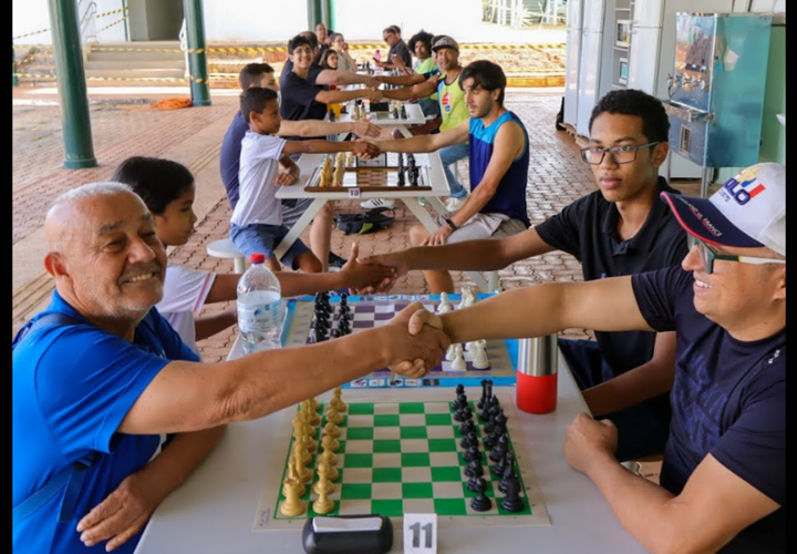 HUGO : . Jogador de xadrez com 2082 de rating LBX(Liga Brasileira de Xadrez),  ranqueado na FIDE(International Chess Federation) .Dá aulas e monta um  treinamento de acordo com o seu nível de