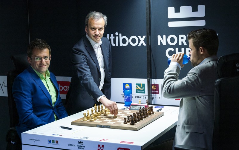 FIDE President Arkady Dvorkovich making the ceremonial first move.