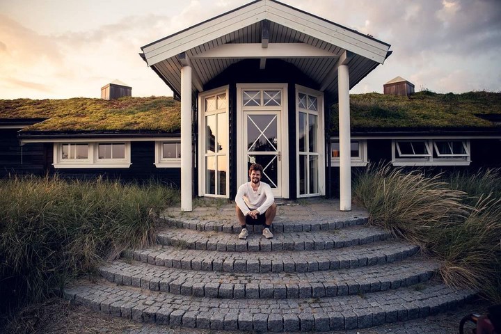 Magnus Carlsen with his extravagant villa