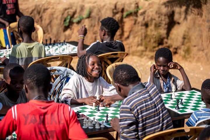 Schach spielende Kinder in Tansania