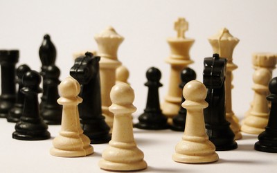 What are the ways to win in a chess game?
