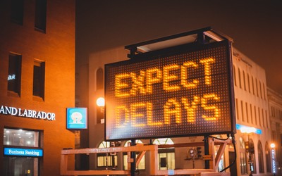 LED road-side sign that reads "EXPECT DELAYS"