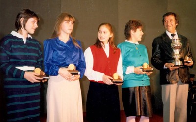Hungary (Polgar sisters and Madl) receive gold medals at 1988 Olympiad