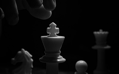 https://unsplash.com/es/fotos/foto-en-escala-de-grises-de-una-persona-sosteniendo-una-pieza-de-ajedrez-s-QQu6h1pMk