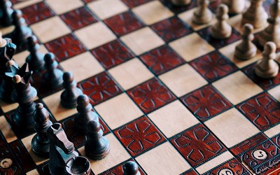 https://unsplash.com/es/fotos/piezas-de-ajedrez-en-tablero-de-ajedrez-SlntP-SLi0Q